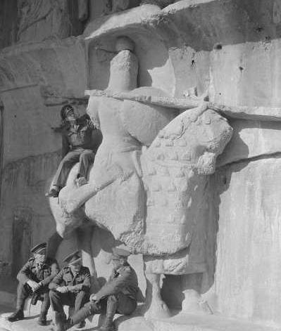 عکس داخل طاق بستان