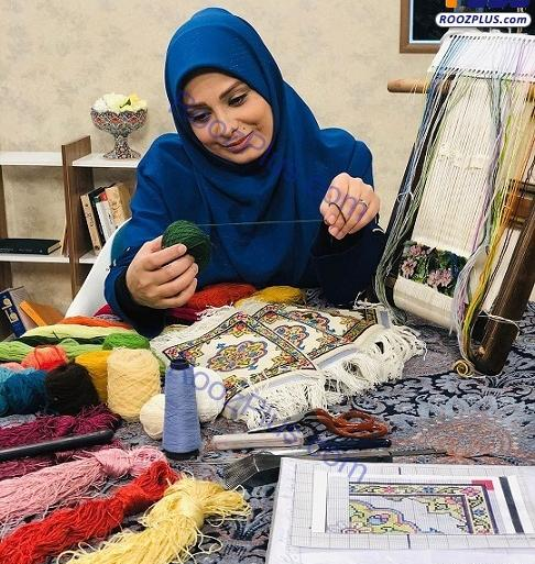 عکس در حال بافتنی