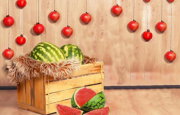 عکس ماهگرد نوزاد با گوجه سبز