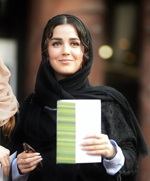 عکس افسانه پاکرو در خارج