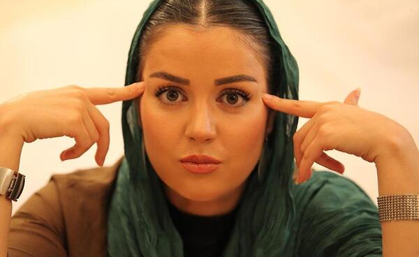 عکس افسانه پاکرو در خارج