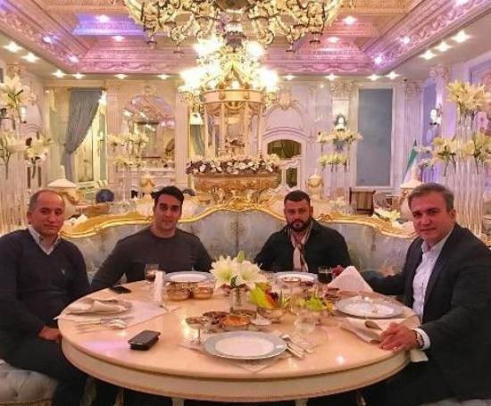 عکس پوریا پورسرخ در رستوران