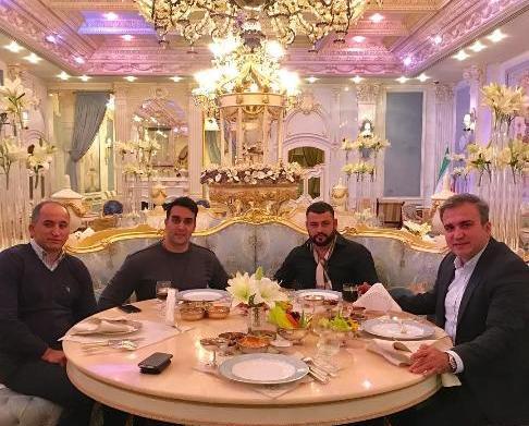 عکس پوریا پورسرخ در رستوران