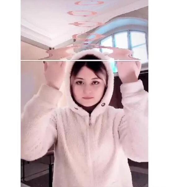عکس سارا و نیکا با گوشی