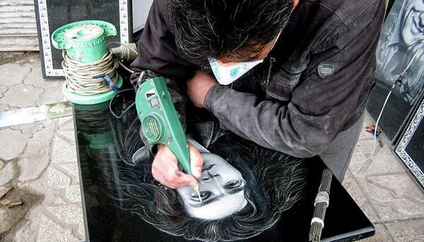 عکس چهره روی سنگ قبر