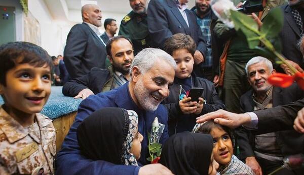 عکس سردار سلیمانی با فرزندان شهدا