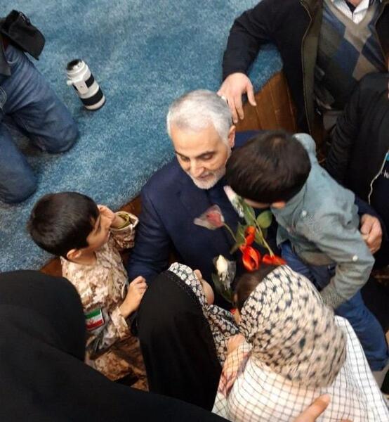 عکس سردار سلیمانی با فرزندان شهدا