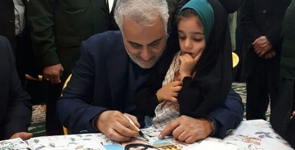 عکس سردار سلیمانی با فرزندان شهدا
