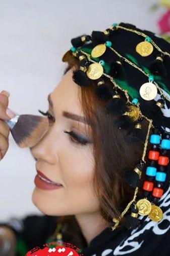 عکس دختر درحال آرایش