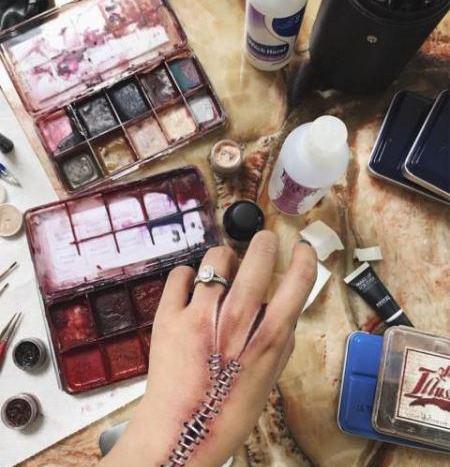 عکس دختر درحال آرایش