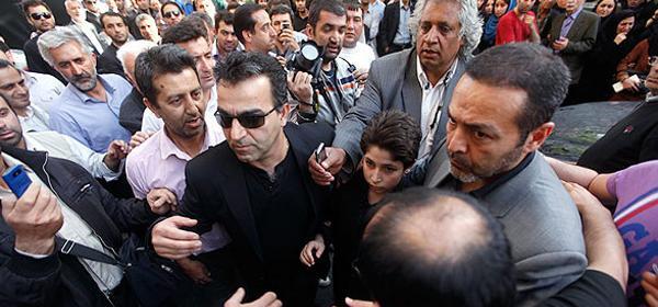 عکس پسر عسل بدیعی در مراسم خاکسپاری مادرش