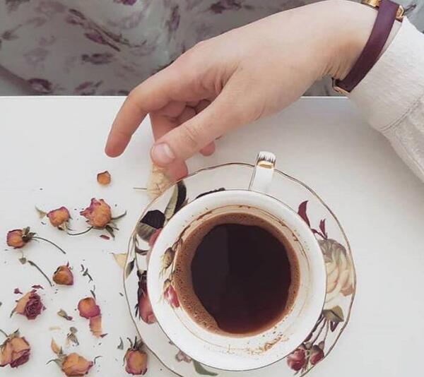 عکس دختر تنها با فنجان قهوه