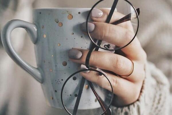 عکس دختر تنها با فنجان قهوه