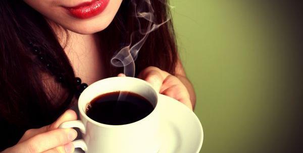 عکس دختر تنها با فنجان قهوه