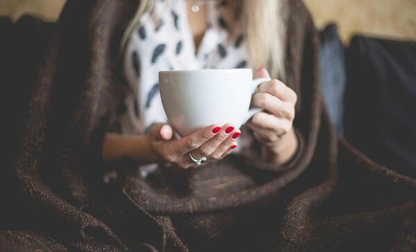 عکس دختر تنها با فنجان قهوه