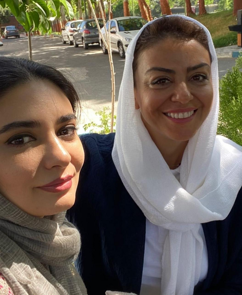عکس خانم پیاده روی