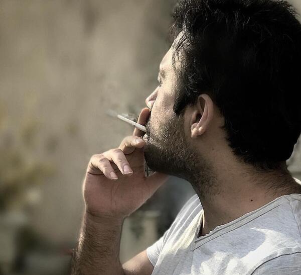عکس پوریا پورسرخ در حال سیگار کشیدن