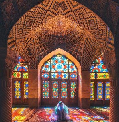 عکس دختر چادری در مسجد