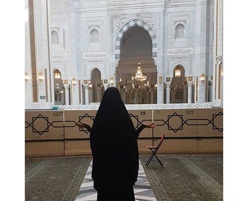 عکس دختر چادری در مسجد