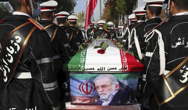 عکس شهید فخری زاده در تابوت