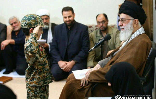 عکس حاج قاسم سلیمانی در صف نماز داعش