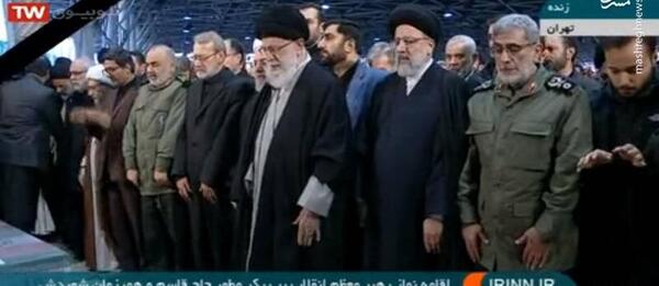 عکس حاج قاسم سلیمانی در صف نماز داعش