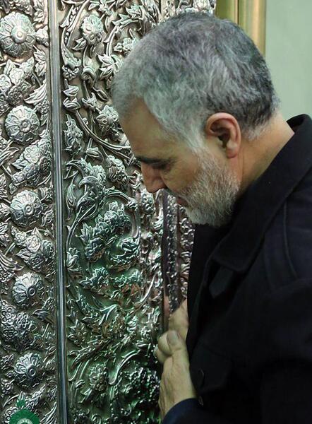 عکس سردار سلیمانی در حرم امام حسین