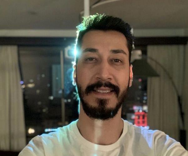 عکس بهرام افشاری در خانه