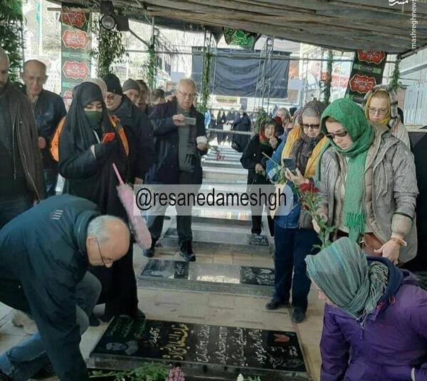 عکس سر خاک حاج قاسم سلیمانی