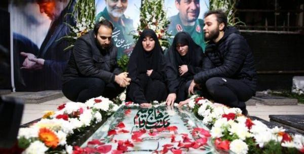 عکس سر خاک حاج قاسم سلیمانی