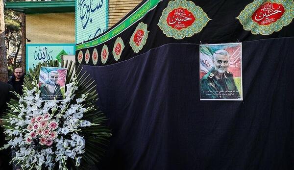 عکس سر خاک حاج قاسم سلیمانی