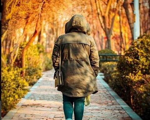 عکس پروفایل قدم زدن در پاییز