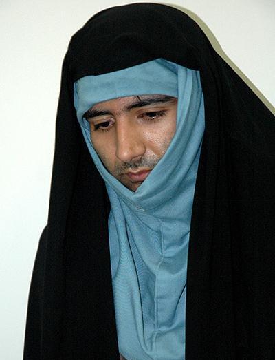 عکس خنده دار رضا عطاران با مقنعه