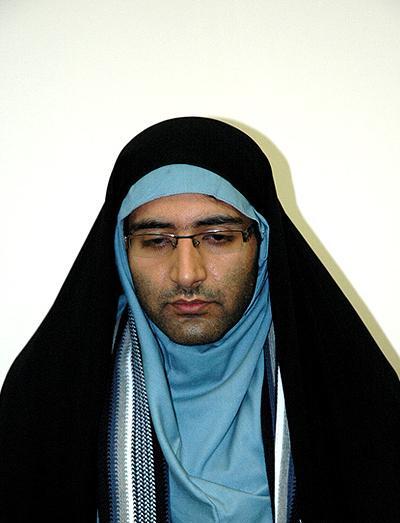 عکس خنده دار رضا عطاران با مقنعه