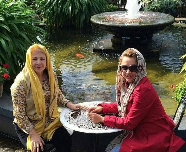 عکس شبنم قلی خانی در کنار الهه حصاری