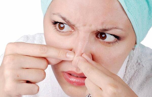 عکس دانه های سیاه روی بینی