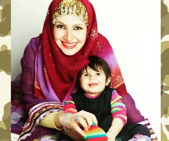 عکس علی صادقی و همسرش و بچه هایش