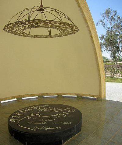 عکس سنگ قبر قیصر امین پور