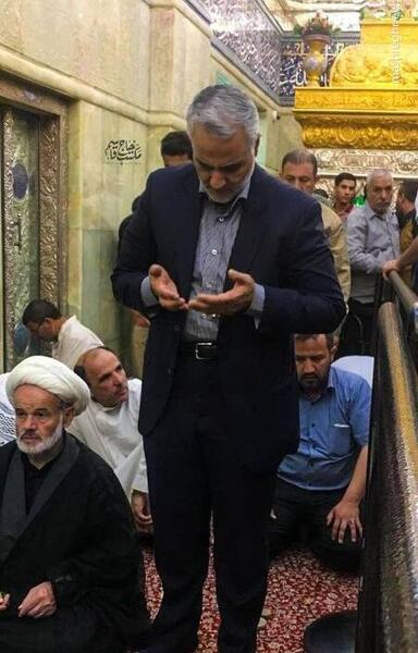 عکس حاج قاسم سلیمانی در حال قنوت