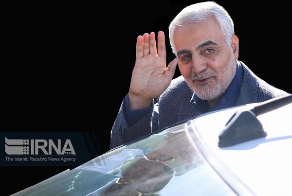 عکس حاج قاسم سلیمانی در حال قنوت