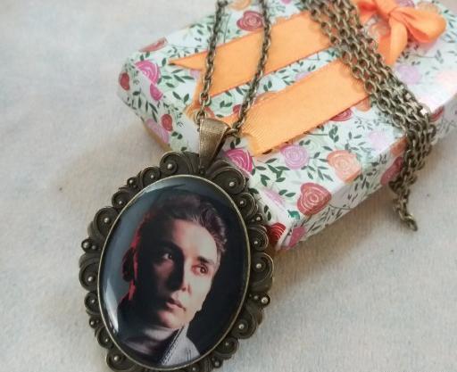 عکس گردنبند شادمهر عقیلی