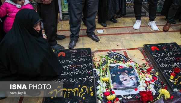 عکس سردار سلیمانی در گلزار شهدای کرمان