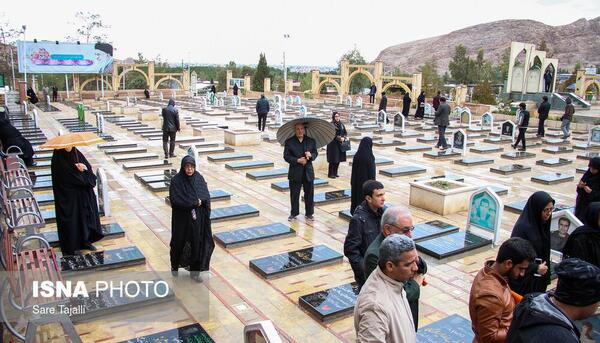 عکس سردار سلیمانی در گلزار شهدای کرمان