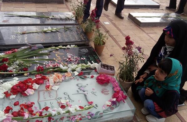 عکس سردار سلیمانی در گلزار شهدای کرمان