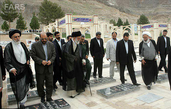 عکس سردار سلیمانی در گلزار شهدای کرمان