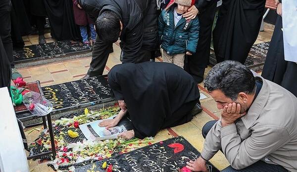 عکس سردار سلیمانی در گلزار شهدای کرمان
