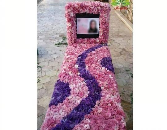 عکس سنگ قبر صورتی