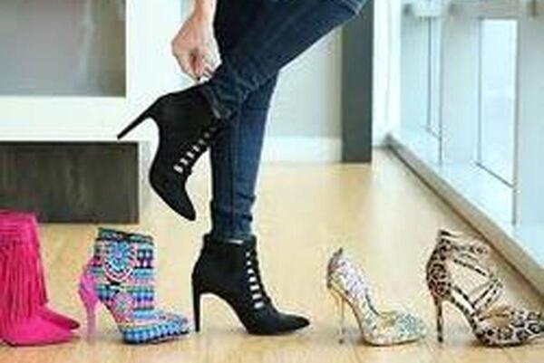 عکس الناز شاکردوست با کفش پاشنه بلند