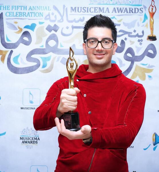 عکس فرزاد فرزین با لباس قرمز
