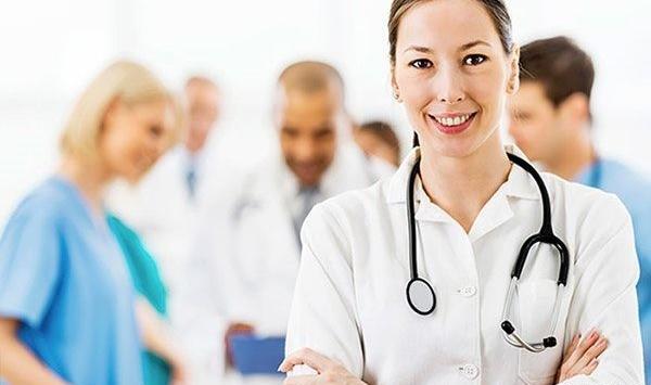 عکس رضا عطاران با لباس پرستاری